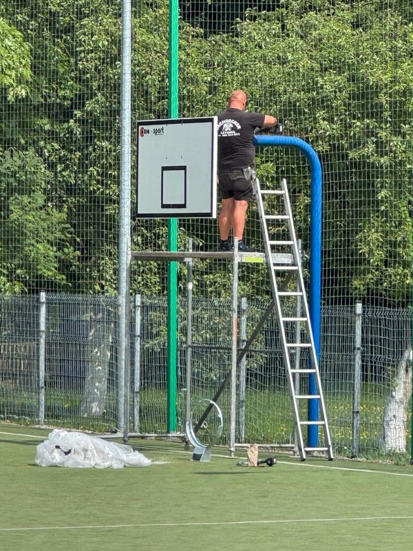 Montaż nowego sprzętu na boisku szkolnym